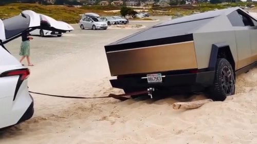 Minivan to the Rescue: Beached Cybertruck Extracted by a Rental-Spec Sienna