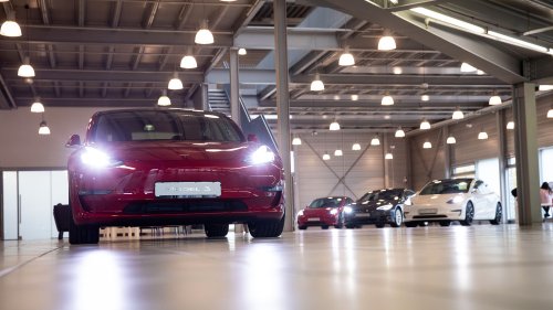 Carmakers Don’t Think They Should Have to Fix Blindingly Bright Headlights