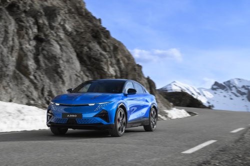 Alpine A390 debuts – tri-motor coupé-SUV with up to 470 hp; 89 kWh battery, up to 555 km range WLTP