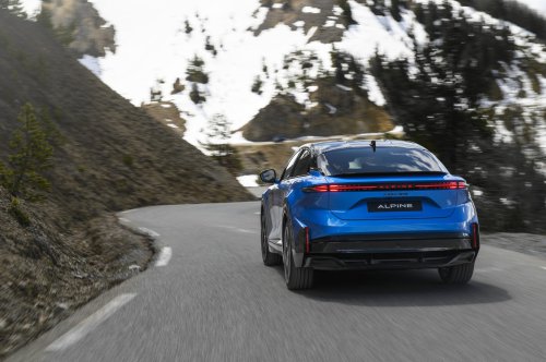 Alpine A390 debuts – tri-motor coupé-SUV with up to 470 hp; 89 kWh battery, up to 555 km range WLTP