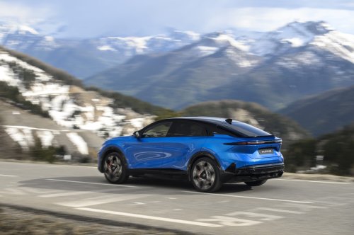 Alpine A390 debuts – tri-motor coupé-SUV with up to 470 hp; 89 kWh battery, up to 555 km range WLTP