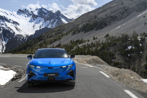 Alpine A390 debuts – tri-motor coupé-SUV with up to 470 hp; 89 kWh battery, up to 555 km range WLTP