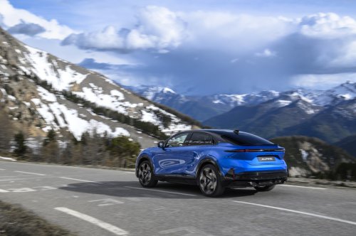 Alpine A390 debuts – tri-motor coupé-SUV with up to 470 hp; 89 kWh battery, up to 555 km range WLTP