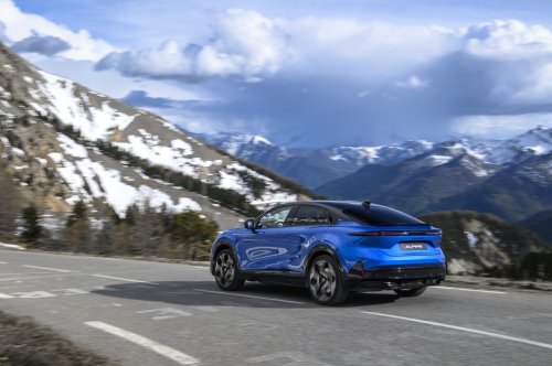 Alpine A390 debuts – tri-motor coupé-SUV with up to 470 hp; 89 kWh battery, up to 555 km range WLTP