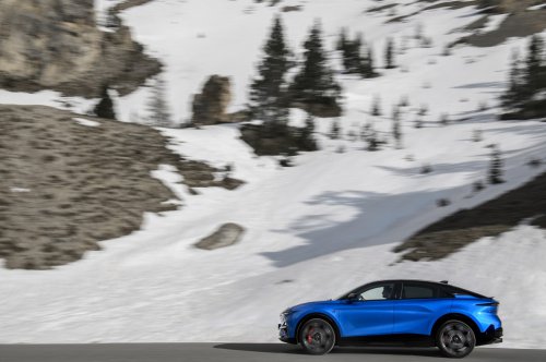 Alpine A390 debuts – tri-motor coupé-SUV with up to 470 hp; 89 kWh battery, up to 555 km range WLTP
