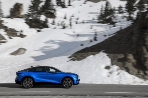 Alpine A390 debuts – tri-motor coupé-SUV with up to 470 hp; 89 kWh battery, up to 555 km range WLTP