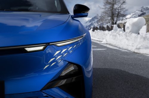 Alpine A390 debuts – tri-motor coupé-SUV with up to 470 hp; 89 kWh battery, up to 555 km range WLTP