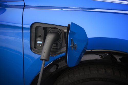 Alpine A390 debuts – tri-motor coupé-SUV with up to 470 hp; 89 kWh battery, up to 555 km range WLTP