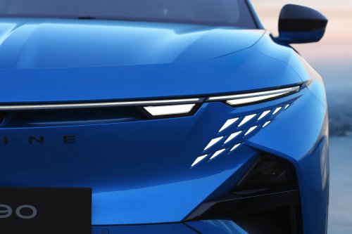 Alpine A390 debuts – tri-motor coupé-SUV with up to 470 hp; 89 kWh battery, up to 555 km range WLTP