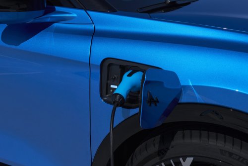 Alpine A390 debuts – tri-motor coupé-SUV with up to 470 hp; 89 kWh battery, up to 555 km range WLTP