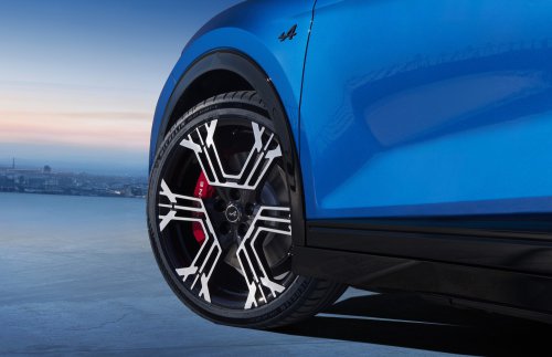 Alpine A390 debuts – tri-motor coupé-SUV with up to 470 hp; 89 kWh battery, up to 555 km range WLTP