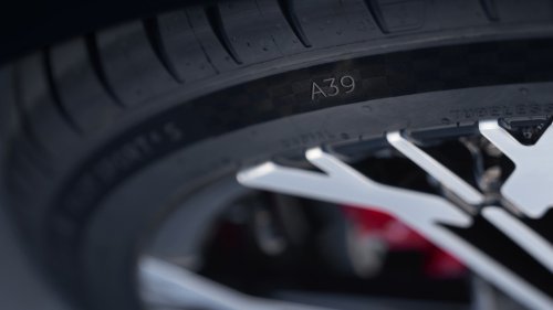 Alpine A390 debuts – tri-motor coupé-SUV with up to 470 hp; 89 kWh battery, up to 555 km range WLTP