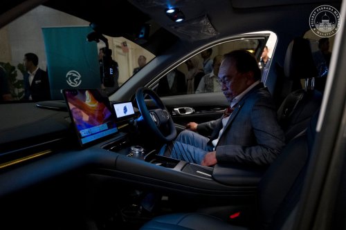 Anwar Ibrahim test drives Proton eMas 7, calls it a proud achievement of Malaysian automotive landscape