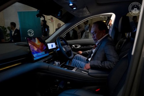 Proton, Anwar Ibrahim test drives Proton eMas 7, calls it a proud achievement of Malaysian automotive landscape