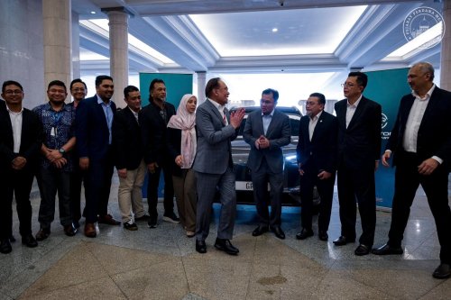 Proton, Anwar Ibrahim test drives Proton eMas 7, calls it a proud achievement of Malaysian automotive landscape