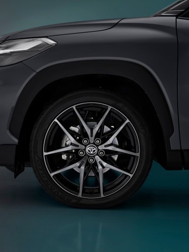 Toyota Corolla Cross facelift for Europe adds new head- and taillights, upgraded interior, GR Sport trim