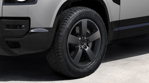 Land Rover Defender updated for 2026 model year – revised headlamps, larger 13.1-inch touchscreen