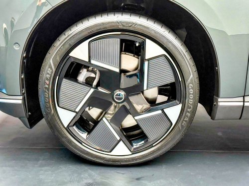 2026 Volvo XC70 rolls off Taizhou production line; extended-range PHEV estimated at RM211k in China