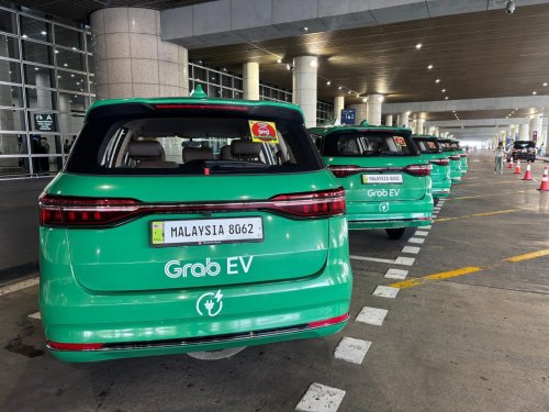 BYD, Grab Malaysia launches EV ride-hailing service from KLIA – 10 BYD M6 MPVs form the new electric fleet