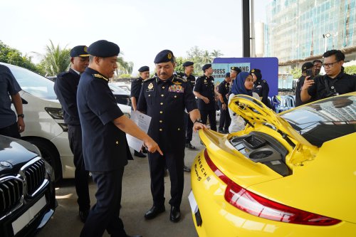 Melaka JPJ seizes 7 luxury cars worth nearly RM6 mil, including Alphard driven by foreigner from KL-JB