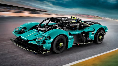 Lego Technic 42208 Aston Martin Valkyrie – functional gullwing doors, detailed V12 engine, 707 pieces