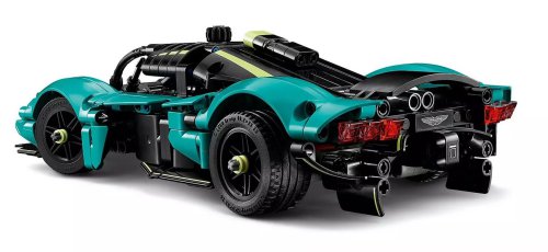 Lego Technic 42208 Aston Martin Valkyrie – functional gullwing doors, detailed V12 engine, 707 pieces