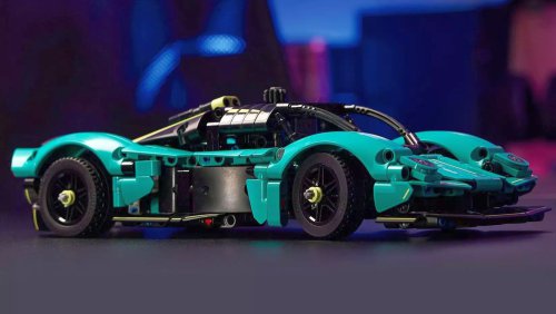 Lego Technic 42208 Aston Martin Valkyrie – functional gullwing doors, detailed V12 engine, 707 pieces