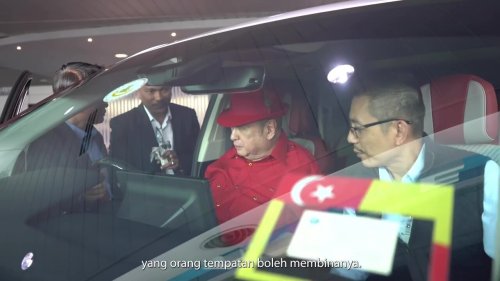 Customised Proton X90 delivered to Tengku Sulaiman – two-tone body and interior, walnut wood, tray tables