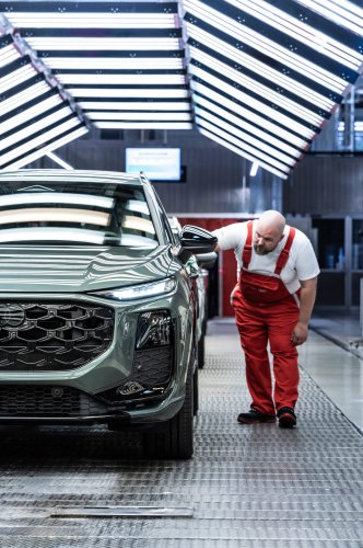 2026 Audi Q3 revealed – 3rd gen gets micro-LED headlights, new stalks, PHEV with 119 km EV range