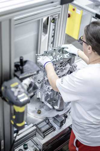 2026 Audi Q3 revealed – 3rd gen gets micro-LED headlights, new stalks, PHEV with 119 km EV range