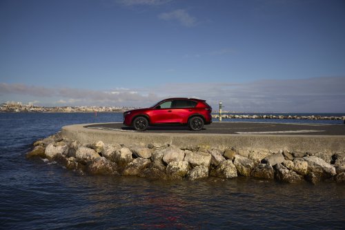 2026 Mazda CX-5 revealed – more practical 3rd gen, 15.6-inch touchscreen, 141 PS 2.5L NA mild hybrid