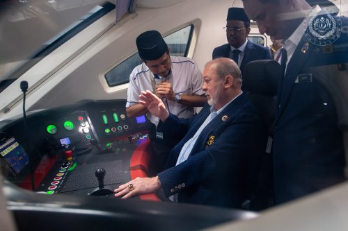 YDPA Sultan Ibrahim berkenan pandu ETS KL-Rawang