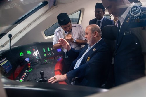 YDPA Sultan Ibrahim berkenan pandu ETS KL-Rawang