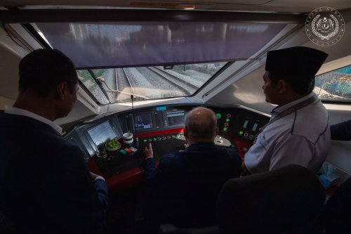YDPA Sultan Ibrahim berkenan pandu ETS KL-Rawang