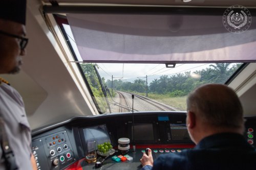 YDPA Sultan Ibrahim berkenan pandu ETS KL-Rawang