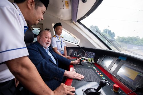 YDPA Sultan Ibrahim berkenan pandu ETS KL-Rawang