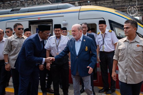 YDPA Sultan Ibrahim berkenan pandu ETS KL-Rawang