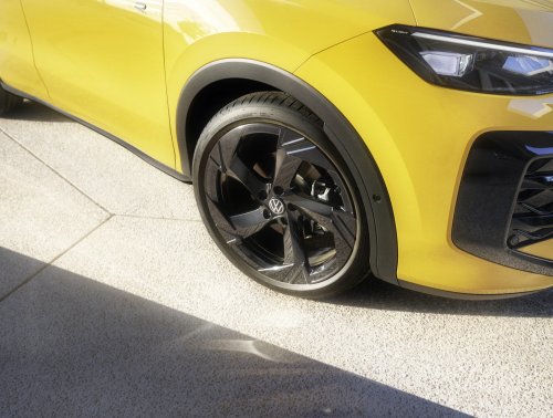 2025 Volkswagen T-Roc revealed – second-gen ‘Golf SUV’ is longer, 1.5L eTSI MHEV, column gear selector