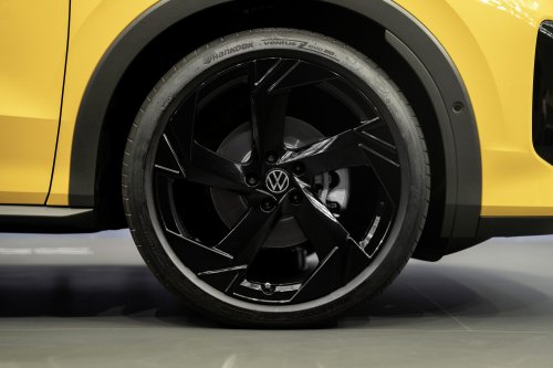 2025 Volkswagen T-Roc revealed – second-gen ‘Golf SUV’ is longer, 1.5L eTSI MHEV, column gear selector