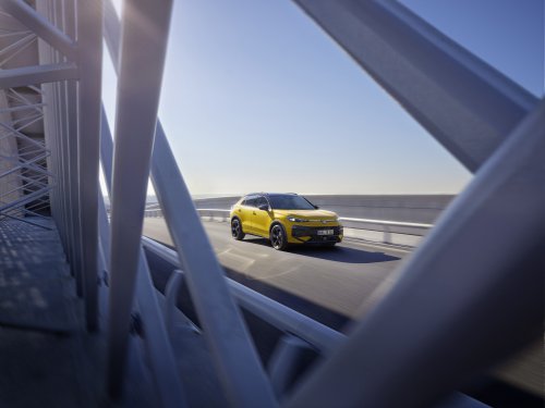 2025 Volkswagen T-Roc revealed – second-gen ‘Golf SUV’ is longer, 1.5L eTSI MHEV, column gear selector