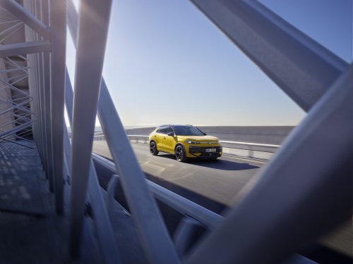 2025 Volkswagen T-Roc revealed – second-gen ‘Golf SUV’ is longer, 1.5L eTSI MHEV, column gear selector