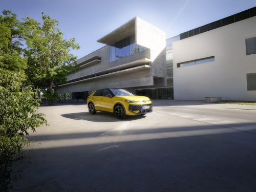 2025 Volkswagen T-Roc revealed – second-gen ‘Golf SUV’ is longer, 1.5L eTSI MHEV, column gear selector