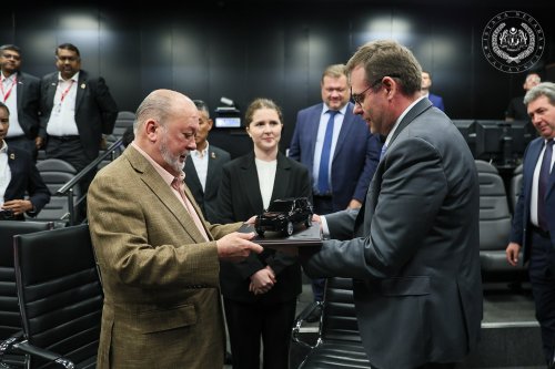 Agong visits NAMI in Russia, test drives Aurus Senat