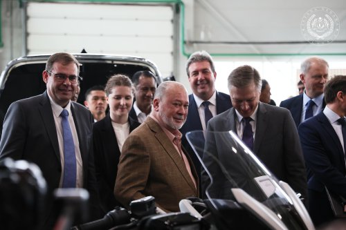 Agong visits NAMI in Russia, test drives Aurus Senat