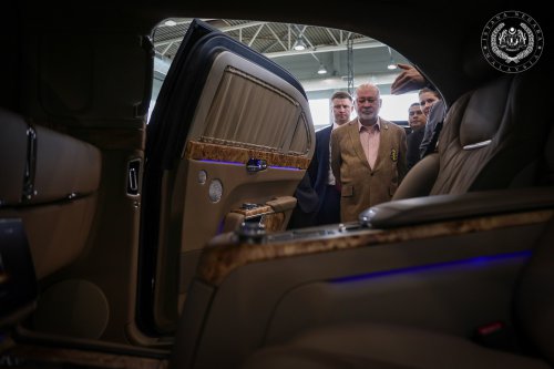 Agong visits NAMI in Russia, test drives Aurus Senat