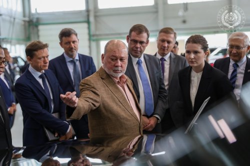 Agong visits NAMI in Russia, test drives Aurus Senat