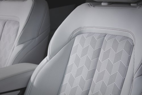 2026 Jeep Cherokee – 210 hp/312 Nm 1.6T petrol hybrid with two e-motors; 800 km combined range