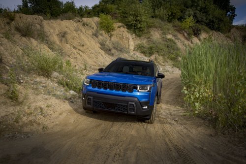 2026 Jeep Cherokee – 210 hp/312 Nm 1.6T petrol hybrid with two e-motors; 800 km combined range