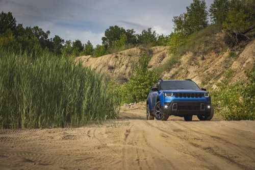 2026 Jeep Cherokee – 210 hp/312 Nm 1.6T petrol hybrid with two e-motors; 800 km combined range