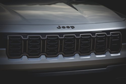 2026 Jeep Cherokee – 210 hp/312 Nm 1.6T petrol hybrid with two e-motors; 800 km combined range